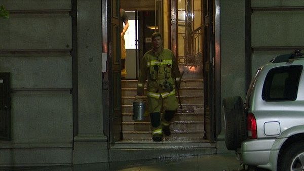 悉尼CBD银行半夜被水淹！疑因有人蓄意打开消防水管...（组图） - 3