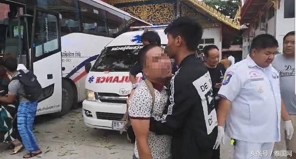5岁中国男童在泰国寺庙内被大巴司机倒车碾死，父母痛哭不止