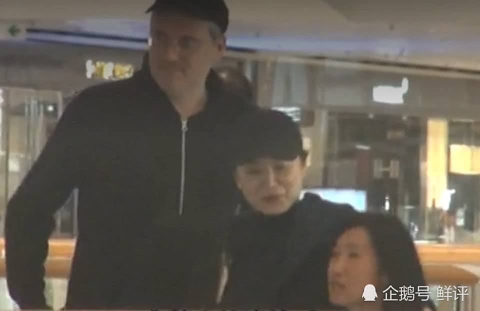 63岁林青霞被曝和高大外籍男看电影，两人戴同款帽子（组图） - 7