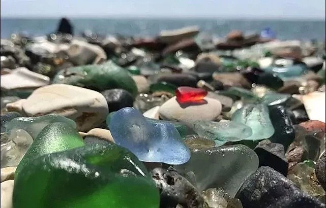 无视提醒！中国大妈在俄罗斯玻璃海滩捡走一袋子玻璃遭批，中领馆：中国游客要文明举止，维护形象！（视频/组图） - 1