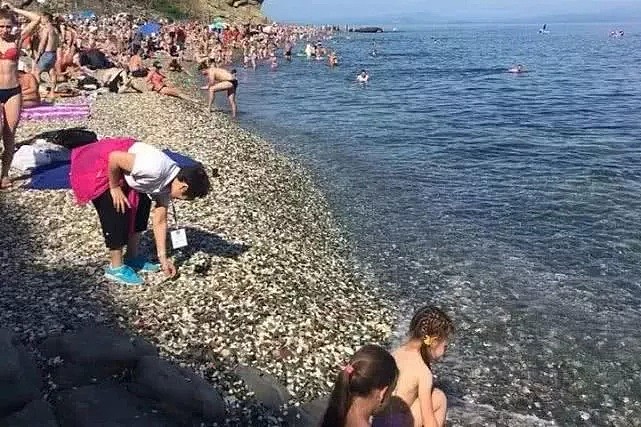 无视提醒！中国大妈在俄罗斯玻璃海滩捡走一袋子玻璃遭批，中领馆：中国游客要文明举止，维护形象！（视频/组图） - 3