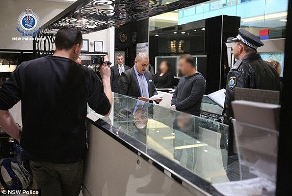 悉尼警方突袭Bondi Westfields珠宝店，搜出138只名牌手表，价值超$350万！（视频/组图） - 4