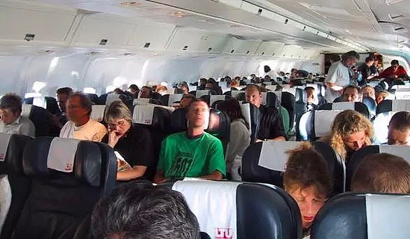 恐怖！澳客机万米高空飞行中，忽然巨大白光笼罩飞机，所有人当场吓哭！（组图） - 6