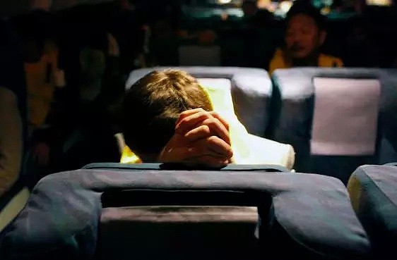 恐怖！澳客机万米高空飞行中，忽然巨大白光笼罩飞机，所有人当场吓哭！（组图） - 7