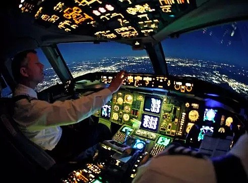 恐怖！澳客机万米高空飞行中，忽然巨大白光笼罩飞机，所有人当场吓哭！（组图） - 10