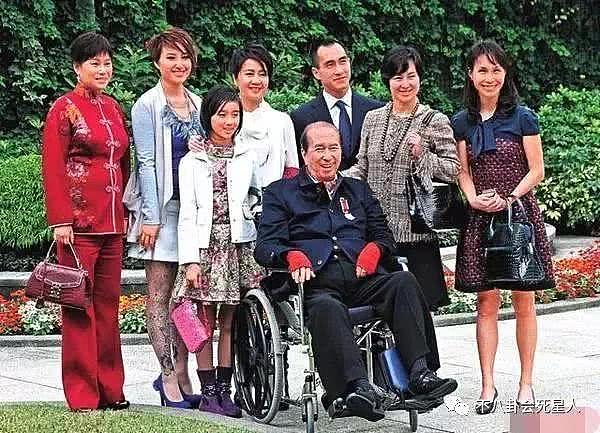 李嘉诚退休去旅游，赌王却住进疗养院，而他患癌88岁却不肯退休
