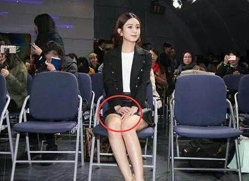 林志玲穿短裙参加活动秀美腿，一个动作网友都说绝了！