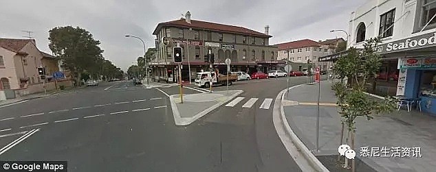 悉尼上班高峰期，一辆公交车突然停在繁忙的马路口，司机不顾一切，向马路中央走去... - 3