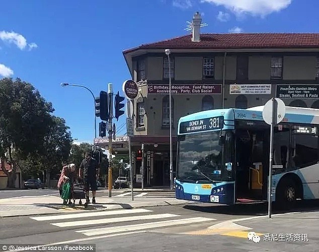 悉尼上班高峰期，一辆公交车突然停在繁忙的马路口，司机不顾一切，向马路中央走去... - 4