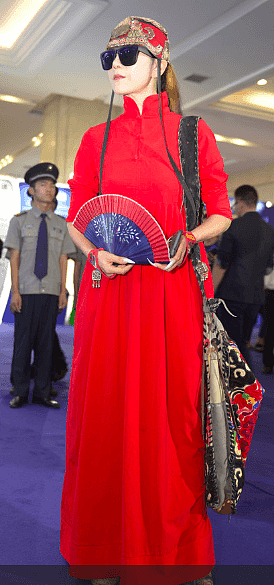 60岁杨丽萍穿拖地红裙，5厘米的白色指甲太抢眼（组图） - 2