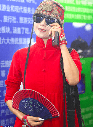 60岁杨丽萍穿拖地红裙，5厘米的白色指甲太抢眼（组图） - 3