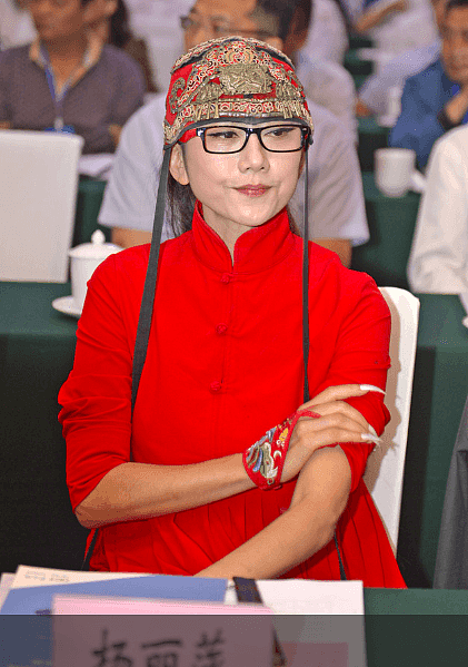 60岁杨丽萍穿拖地红裙，5厘米的白色指甲太抢眼（组图） - 5