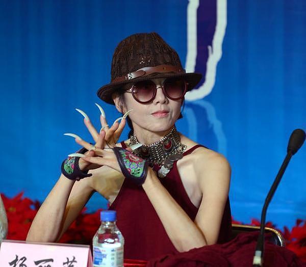 60岁杨丽萍穿拖地红裙，5厘米的白色指甲太抢眼（组图） - 9