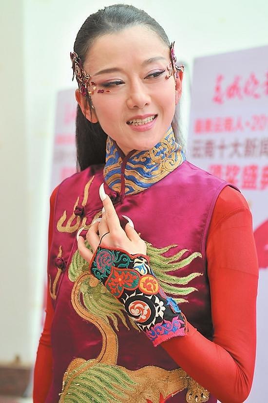 60岁杨丽萍穿拖地红裙，5厘米的白色指甲太抢眼（组图） - 10