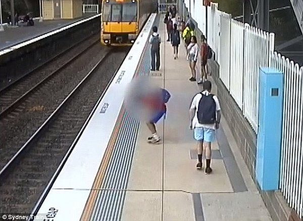 心惊！男孩在悉尼城铁等车，突然一个动作，险些让他命丧黄泉...(视频/组图） - 1