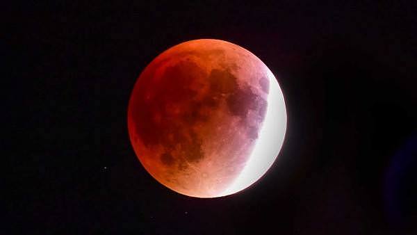 8_lunareclipsebloodmoon_.jpg,0