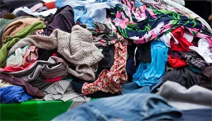 尸体上扒下来的“洋垃圾”！300吨国外扔掉的旧衣服在中国被截！你买的新衣服，可能是从太平间里来的！ - 28