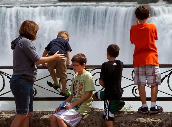 震惊！妈妈让10岁儿子跨越围栏拍照，孩子不幸坠入尼亚加拉大瀑布！这是拿生命开玩笑啊...（组图） - 14