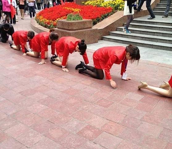 街头惊现一群红衣美女跪在地上爬行 得知真相后却让人傻眼！（组图） - 1