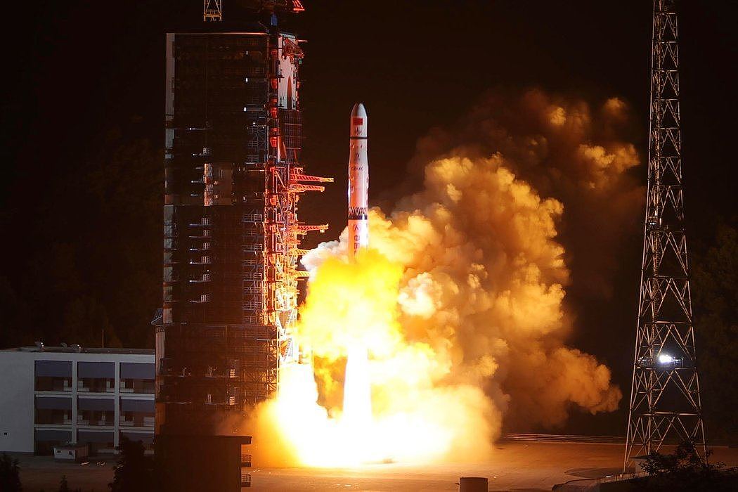 在阿根廷的帮助下，中国正在进行一项探索月球背面的大胆行动。该国在五月发射了一颗卫星，用于协助该计划。