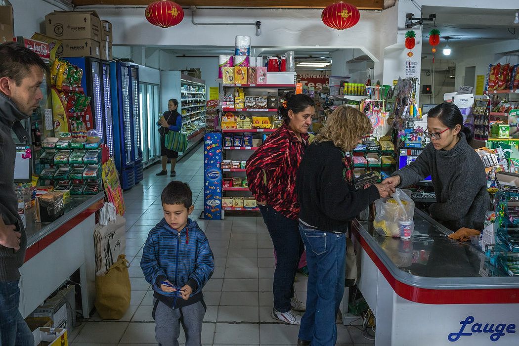 28岁的莉莉·黄（右）来自中国，她在拉哈斯的一家中国超市工作，这里距离中国测控站约37英里。