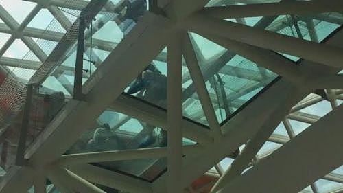 商场玻璃天桥成“走光桥” 桥下男士常驻足观看拍摄