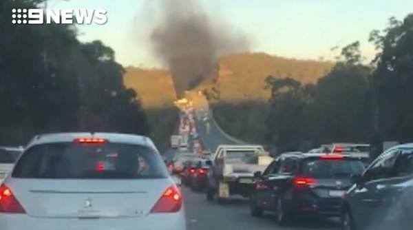 悉尼M1发生3车相撞事故！卡车爆炸致2人惨死，被堵车龙长达10公里！（组图/视频） - 4