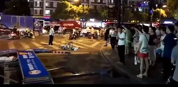 杭州闹市奔驰失控致4死13伤！监控录下惊恐瞬间，涉事司机被采取强制措施（视频/组图） - 8