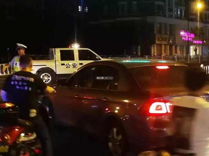 杭州闹市奔驰失控致4死13伤！监控录下惊恐瞬间，涉事司机被采取强制措施（视频/组图） - 15