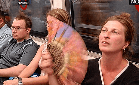 伦敦地铁内飙到40℃乘客热炸，官方：空调车再等12年（组图） - 3