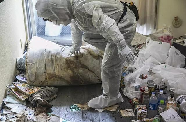 日本「孤独死」清洁员的自白：比尸水和蛆还恐怖的，是搜到老人的求救字条……