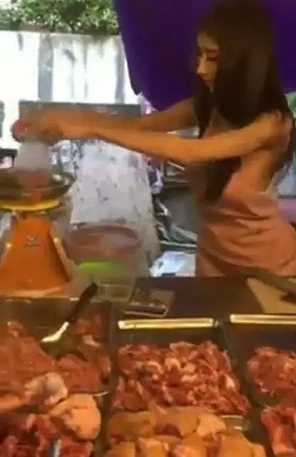 泰国美女菜场卖猪肉 因火热身材在网上一夜爆红（组图） - 2