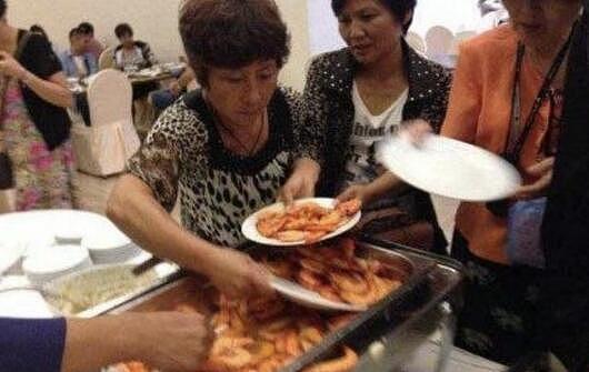泰国自助餐厅老板哭诉：中国游客素质堪忧，吃不完的虾故意烤焦！