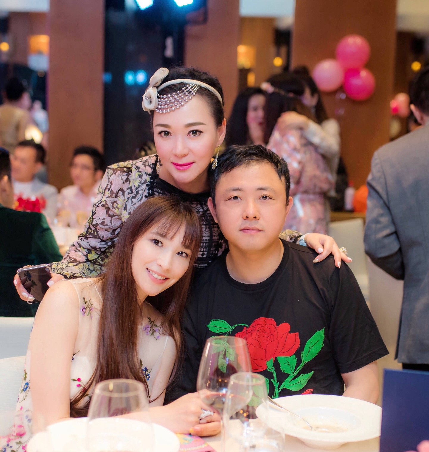吴佩慈“婆婆”香港豪宅设宴，说送给吴佩慈的三亿房产还是自家的（组图） - 10