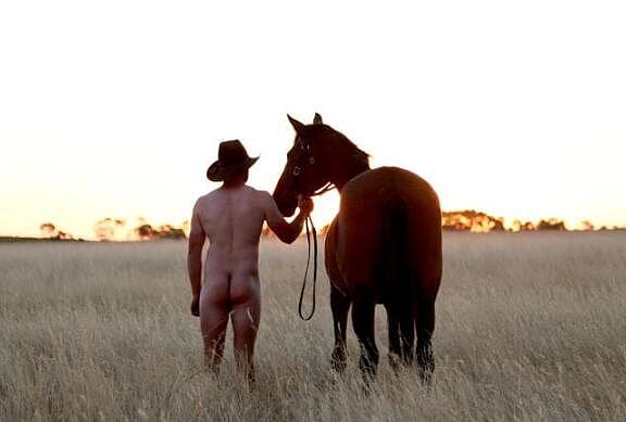 澳洲农民竟一个个脱光衣服拍照！大量澳人追随，竟是为了一个这样的目的...(组图） - 3