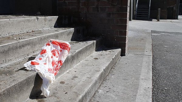 禁塑令成“笑话”，看着真心痛！悉尼到处可见丢弃的重复使用加厚塑料袋，只用一两次就被扔了…（组图） - 1