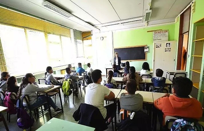 “SHI一样的中国人！”意大利教师课堂上辱骂华人男孩，面临判刑！（组图） - 1
