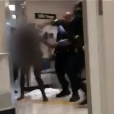 美国警员医院殴打裸女画面曝光 称因其有污秽的行为（组图） - 1