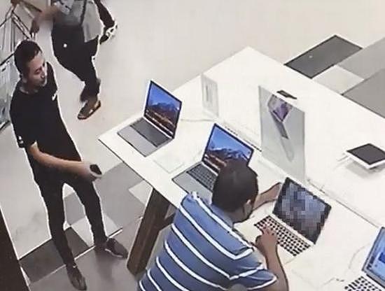 男子在苹果专卖店用演示机看黄片 店员不敢看屏幕（图） - 1