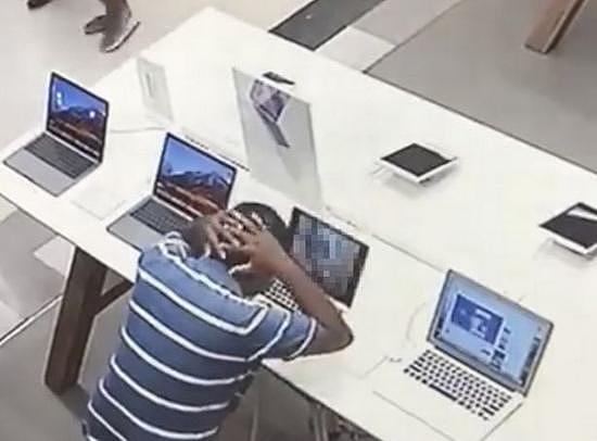 男子在苹果专卖店用演示机看黄片 店员不敢看屏幕（图） - 2