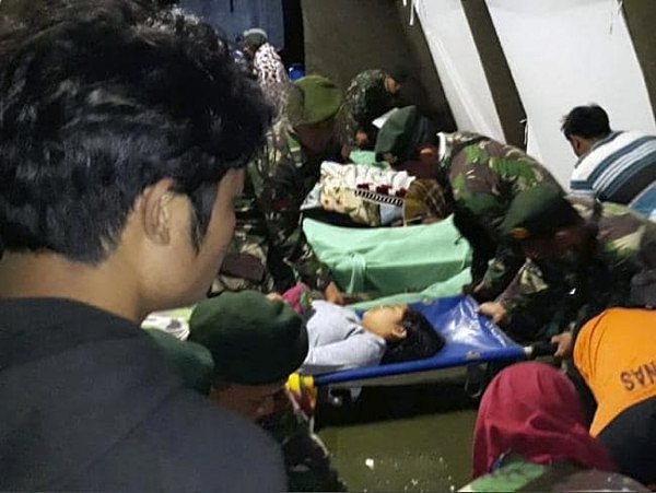 印尼7级地震致82人死亡！澳男亲历恐怖灾难，将死之时，他竟做了这样一件事...（视频/组图） - 6
