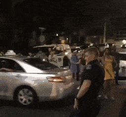 火了！加拿大警察竟在闹市区大跳热舞引围观，还对陌生女子比心！（视频/组图） - 4