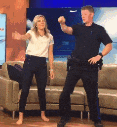 火了！加拿大警察竟在闹市区大跳热舞引围观，还对陌生女子比心！（视频/组图） - 12