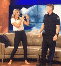 火了！加拿大警察竟在闹市区大跳热舞引围观，还对陌生女子比心！（视频/组图） - 13