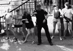 火了！加拿大警察竟在闹市区大跳热舞引围观，还对陌生女子比心！（视频/组图） - 15