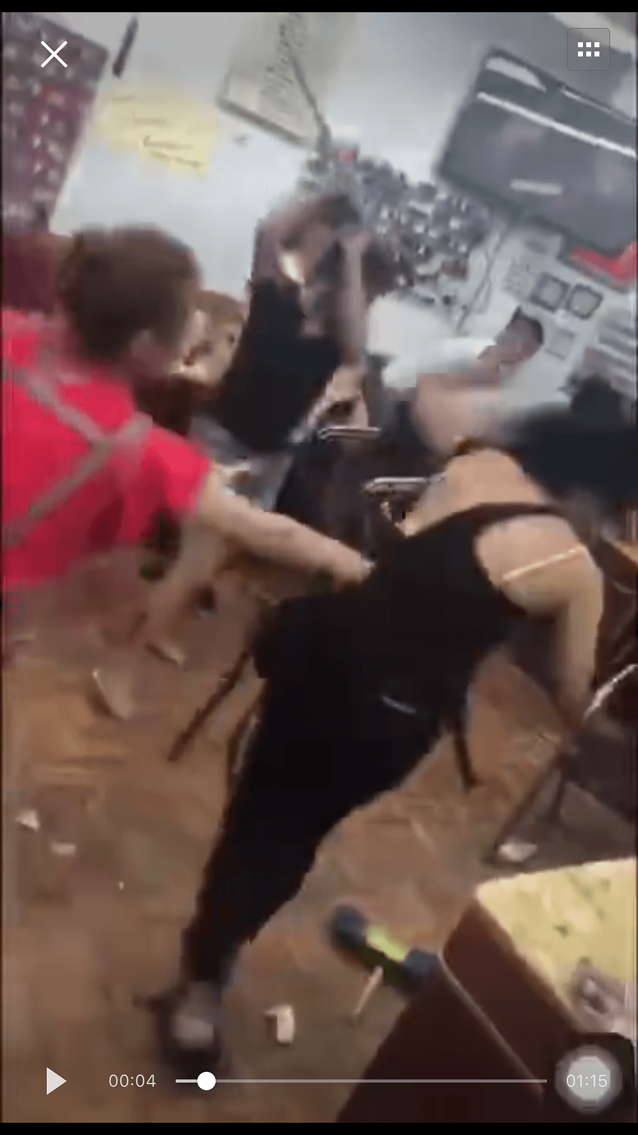 非洲裔女子在华人美甲店被围殴。 (截自网路视频)