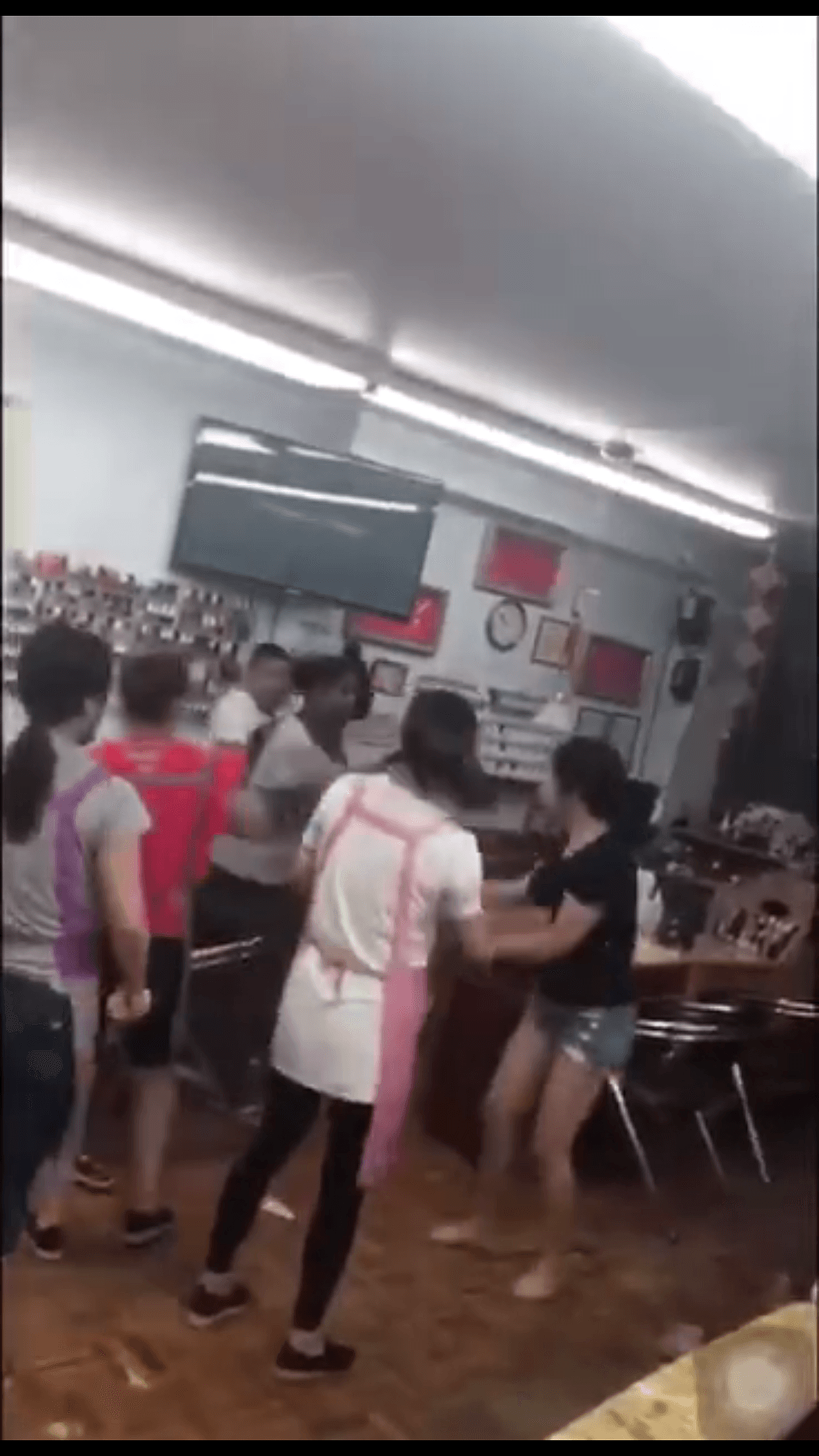 非洲裔女子在华人美甲店被围殴。 (截自网路视频)