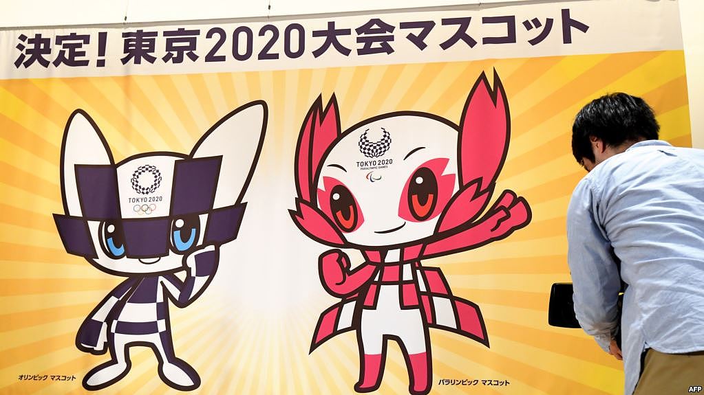 张贴在东京一所小学校的2020东京奥运会和残奥会吉祥物的获奖设计。（2018年2月18日）