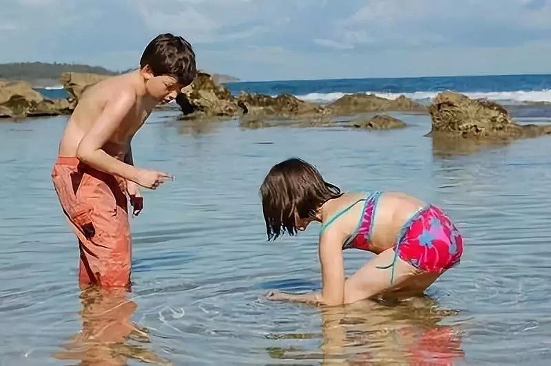 恐怖！澳洲小男孩在岸边玩耍，突然被“无形大手”拉进深海消失不见！看到这个东西千万不要犹豫！（视频组图） - 3