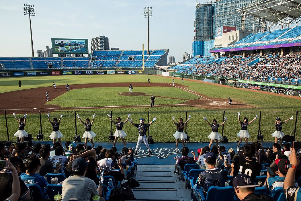 五月在台湾桃园国际棒球馆，拉拉队在桃猿对富邦悍将的比赛中跳舞。